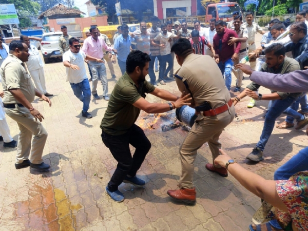 गांधी मैदान में ईडी का पुतला फूंकते कांग्रेसी, बुझाने का प्रयास करते हुए पुलिस के अधिकारी।