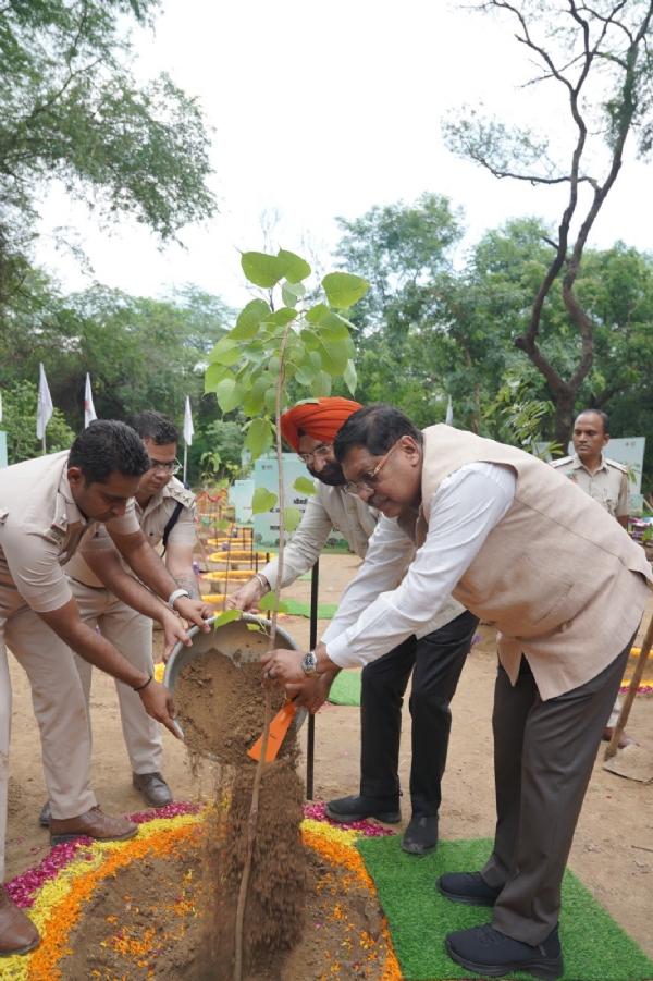 वन महोत्सव 2025 के तहत पीबीजी ग्राउंड दिल्ली रिज क्षेत्र में आयोजित वृक्षारोपण कार्यक्रम में