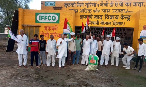 सिवानी बोलान में पुतला फूंकते किसान।