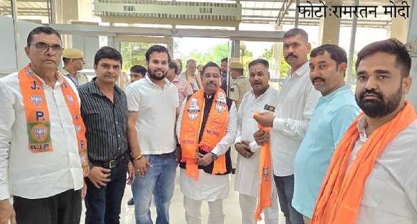 केंद्रीय मंत्री प्रह्लाद जोशी से हवाई अड्डे पर मुलाकात कर किया स्वागत