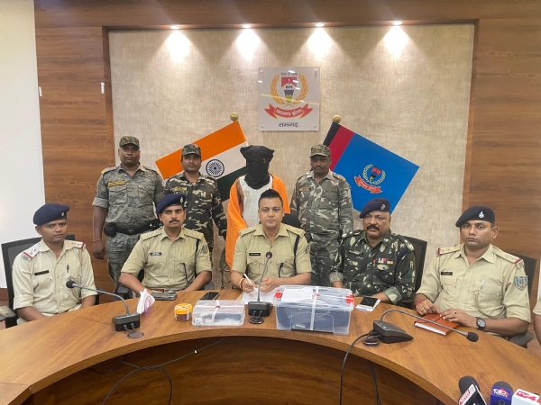 प्रेस कॉन्फ्रेंस करते अधिकारी