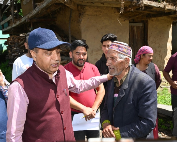 छतरी दौरे के दौरान आपदा प्रभावित से मिलते हुए जयराम ठाकुर।