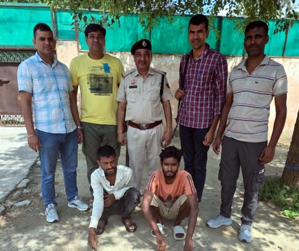 पकड़े गए दोनोें आरोपी युवक।