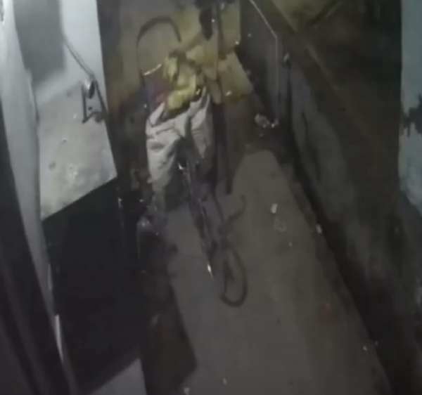 बरेली के बड़ी बमनपुरी मोहल्ले में मंदिर से अष्टधातु की राधा-कृष्ण प्रतिमा चुराकर रिक्शे से ले जाता चोर, CCTV फुटेज में कैद हुई वारदात।