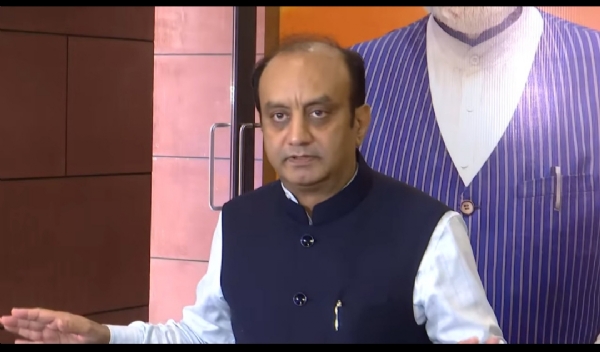 डॉ सुधांशु त्रिवेदी मीडिया से बात करते हुए
