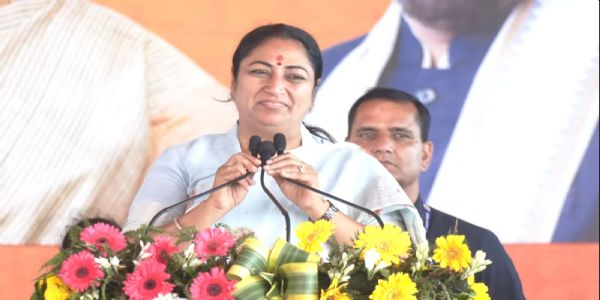 कार्यक्रम को संबोधित करते हुए दिल्ली की सीएम नायब सैनी।