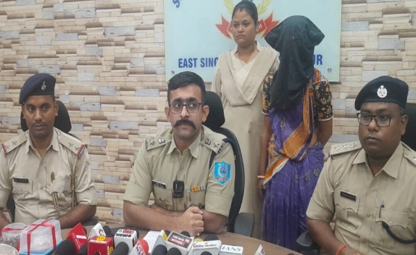 चोरी के जेवर के साथ गिरफ्तार महिला आरोपी की जानकारी देते ग्रामीण एसपी