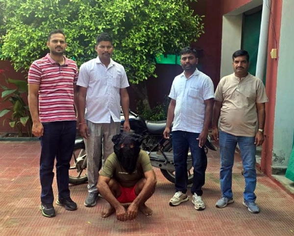 फतेहाबाद। चोरीशुदा मोटरसाइकिल सहित गिरफ्तार युवक।