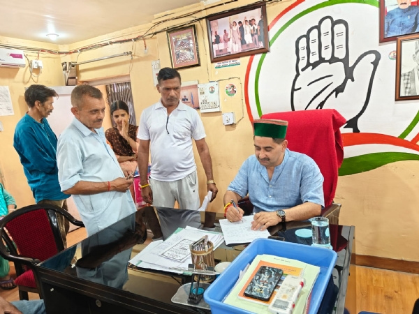 जनसमस्याएं सुनते हुए उपमुख्य सचेतक।