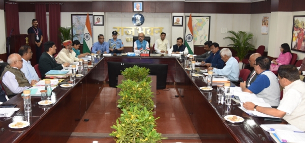 राज्यपाल रमेन डेका शैक्षणिक गुणवत्ता को लेकर कुलपतियों के साथ विचार-विमर्श करते हुए
