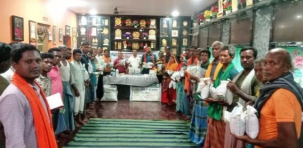 सांसद राधेश्याम राठिया ने तिलहन वितरण किया