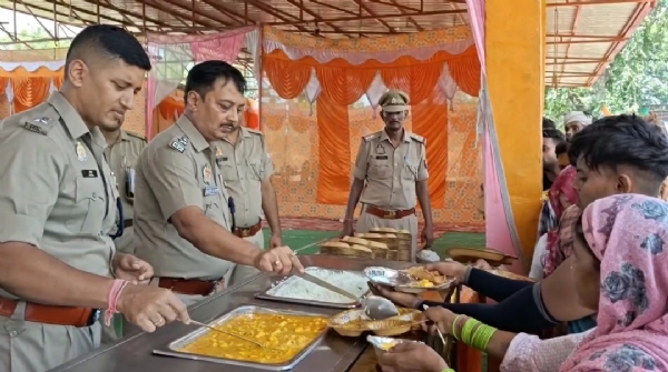 पुलिस अधीक्षक व एसपी सिटी शिव भक्तों को भोजन कराते हुए