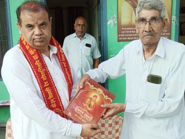 सोनीपत:भाजपा नेता देवेंद्र कौशिक को सम्मानित करते हुए आयोजक
