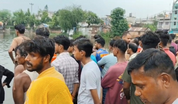 अररिया फोटो:पोखर के पास जमा भीड़