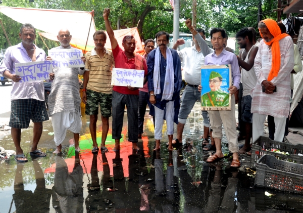 कानपुर में भारतीय स्वतंत्रता संग्राम सेनानी उत्तराधिकारी संघठन के पदाधिकारियों ने गोल चौराहा पर गंदे पानी मे उतरकर किया प्रदर्शन का छायाचित्र