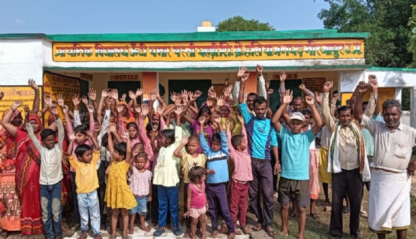 विलय होने के बाद विरोध प्रदर्शन करते अभिभावक व बच्चे।