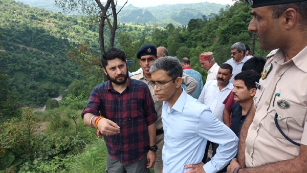 आपदा प्रभावित धर्मपुर का जायजा लेते हुए केंद्रीय दल।