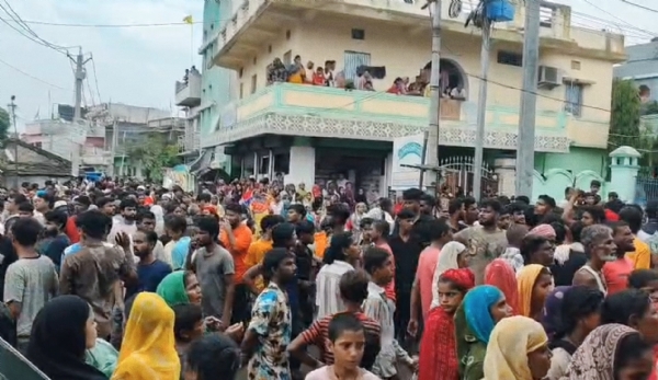 अररिया फोटो:शव निकलने के बाद जमा भीड़