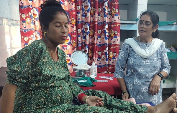 चमोली अस्पताल में प्रसव के दौरान गर्भवती महिला।