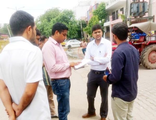 गुरुग्राम में जलभराव वाले स्थान पर काम को लेकर औचक निरीक्षण करते अधिकारी।