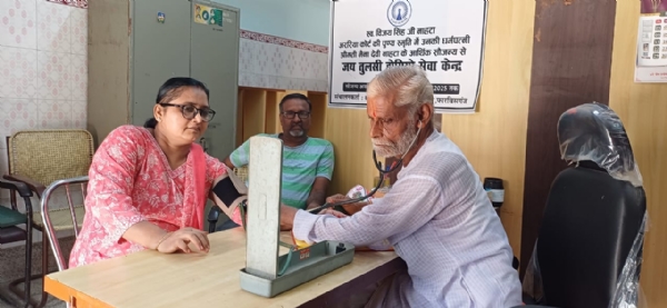 अररिया फोटो:होम्योपैथी सेंटर में चिकित्सक इलाज करते