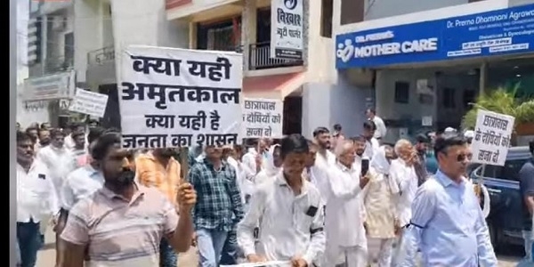 शांतिपूर्ण मौन रैली निकाली गई