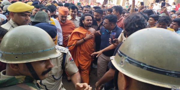 कैबिनेट मंत्री के आश्वासन पर शांत हुआ कथा वाचक अभयदास का अनशन, समर्थकों संग बायोसा मंदिर पहुंचे