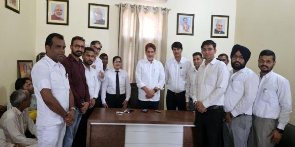 फतेहाबाद: बार एसोसिएशन प्रतिनिधियों ने की सांसद बराला से मुलाकात, वकीलों की मांगें रखी