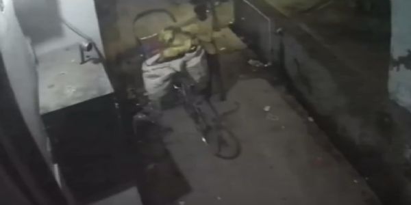 बरेली में पुराने मंदिर से अष्टधातु की राधा-कृष्ण प्रतिमा चोरी, सीसीटीवी में चोरी कैद