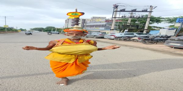 सावन में भक्ति का अद्भुत दृश्य: सिर पर हुक्का लिए कावड़ लेकर निकले हरिसिंह गुर्जर, बने श्रद्धा और आस्था के प्रतीक