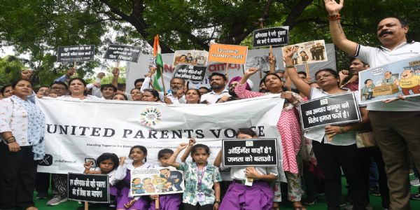 अभिभावकों ने सरकार के फीस विनियमन अध्यादेश के खिलाफ किया प्रदर्शन