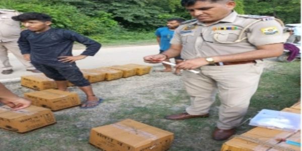 कालाअंब पुलिस ने धरा 13,400 अवैध बोतलों से भरा ट्रक