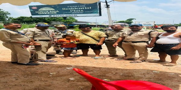 परिजनों से बिछड़े हुए कांवड़ियों का सहारा बन रही हरिद्वार पुलिस