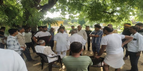 प्राथमिक विद्यालय बंद होने से गुस्साए ग्रामीण