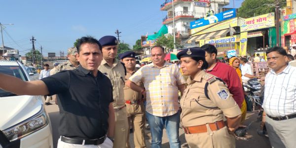 दतियाः पीताम्बरा मंदिर के पास से हटाया अवैध अतिक्रमण