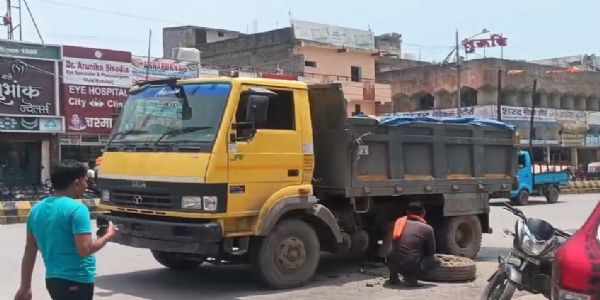 कोरबा में रेत माफिया का आतंक, टायर फटने से मचा हड़कंप