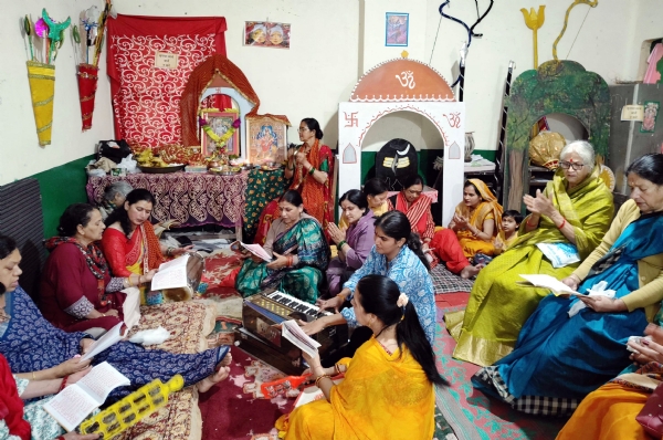 सुंदरकांड के पाठ में शामिल श्रद्धालु।
