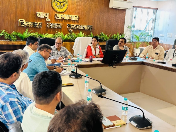 विकास भवन स्थित बापू सभागार में आयोजित बैठक में संबोधित करतीं सीडीओ।