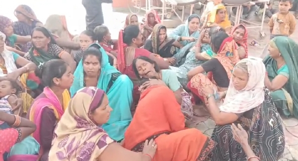 रोते बिलखते परिजन