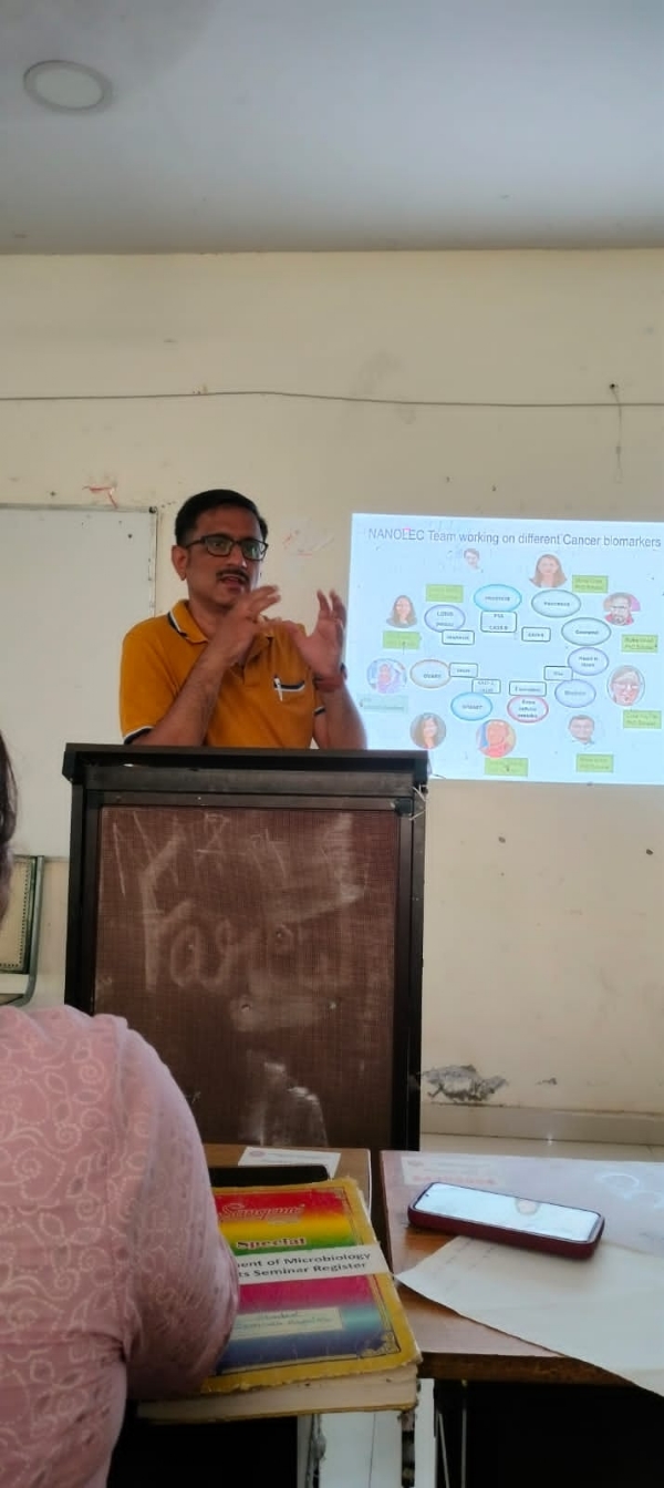 पियू के छात्रों को व्याख्यान देते हुए  डॉ  गिडवानी