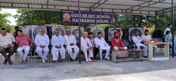 कूलरों के साथ बैठे सरपंच प्रतिनिधि रवि सिवाच व अन्य।