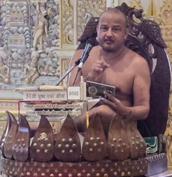 प्रवचन करते आचार्य साैरभ सागर।
