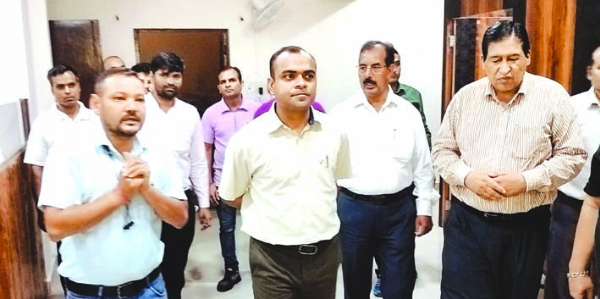 निरीक्षण करते हुए डीएम
