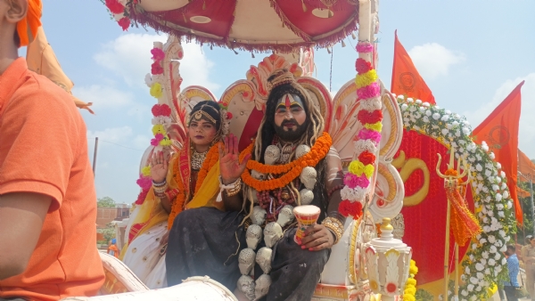 भगवान भोलेनाथ के रूप में रथ पर सवार भगवान शिव शंकर माता पार्वती