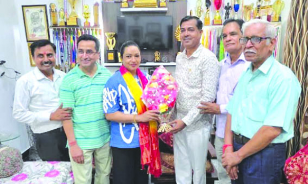 सम्मानित करते हुए विधायक आदेश चौहान