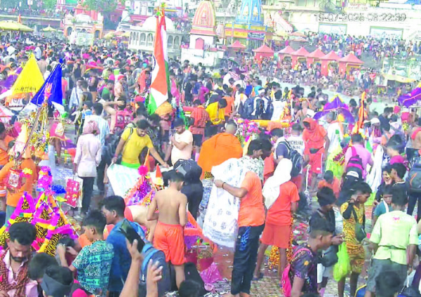 हरकी पैड़ी पर कांवडि़यों की भीड़