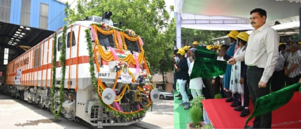 बरेका के महाप्रबंधक नरेश पाल सिंह हरी झंड़ी दिखाते हुए