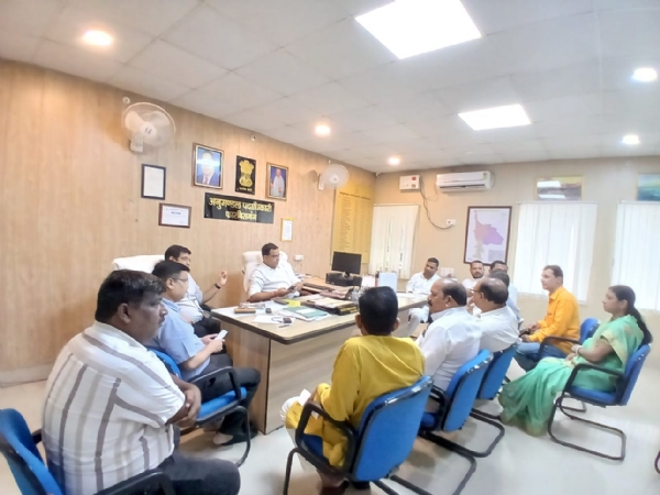 अररिया फोटो:फारबिसगंज एसडीओ राजनीतिक दल के प्रतिनिधियों के साथ बैठक करते