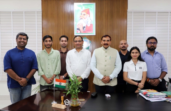 कुलपति प्रो. नरसी राम बिश्नोई के साथ चयनित विद्यार्थी।