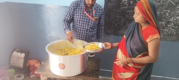 राहत शिविर में भोजन वितरण